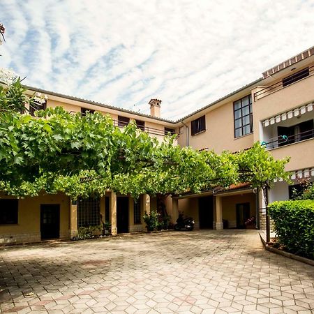 Apartment Matteo Ровин Екстериор снимка