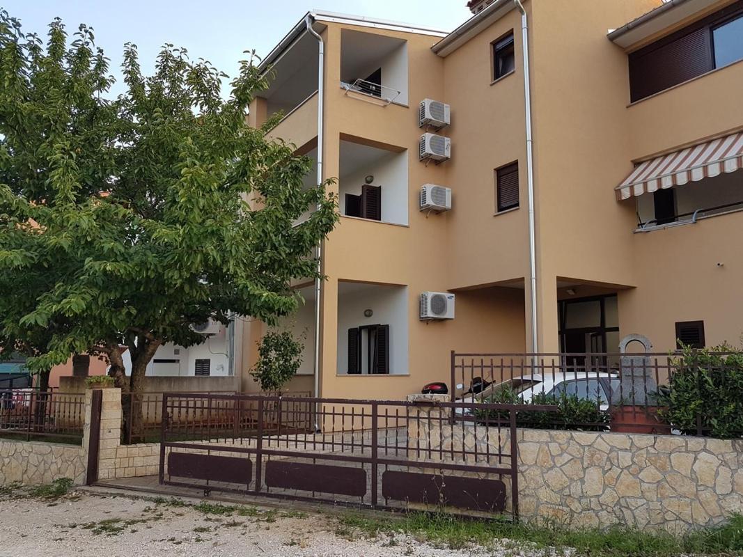 Apartment Matteo Ровин Екстериор снимка